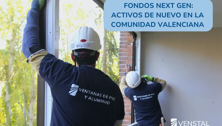 Instaladores trabajan en ventanas, aprovechando fondos Next Gen para la Comunidad Valenciana.