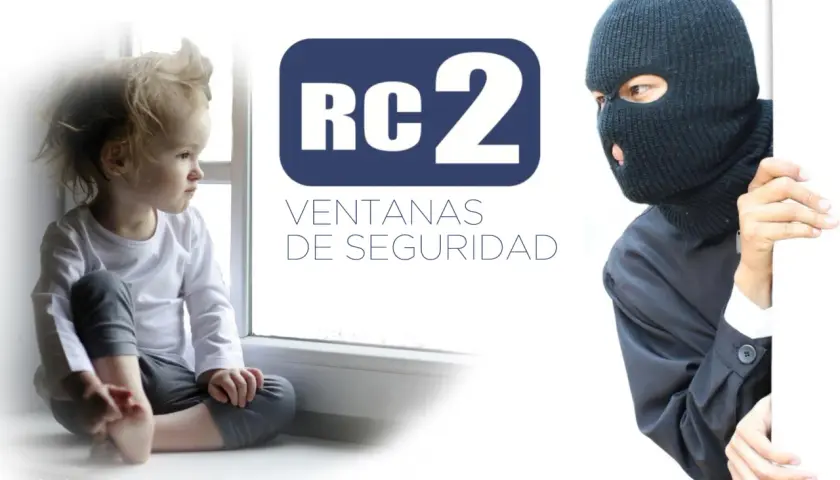 Niño mira por la ventana, mientras un ladrón con pasamontañas acecha. Ventanas de seguridad RC2 protegen tu hogar.