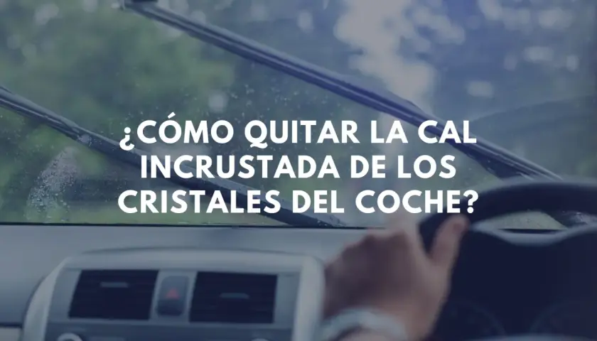 Mano al volante, limpiaparabrisas en acción. Aprende cómo quitar la cal de los cristales del coche para una visibilidad perfecta.