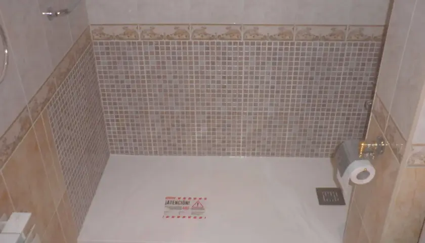 Plato de ducha blanco recién instalado. En el foro sobre el precio cambio bañera por ducha, se discuten estas renovaciones.