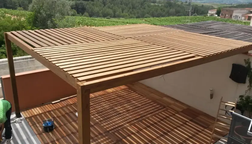 Construcción de una pérgola de madera con diseño moderno. Ideal para tu terraza, te mostramos como hacer una pergola de madera.