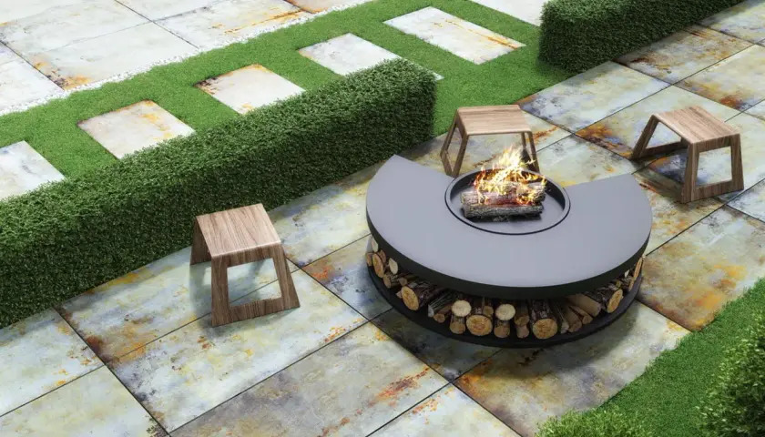 Modern patio with fire pit, stools, and artificial grass. Ideal **suelos para jardin sin obra** for a stylish outdoor space.