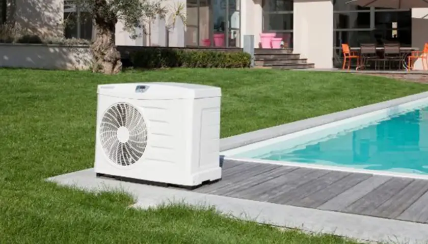 Bomba de calor junto a una piscina, ideal para saber como calentar el agua de la piscina y disfrutarla todo el año.