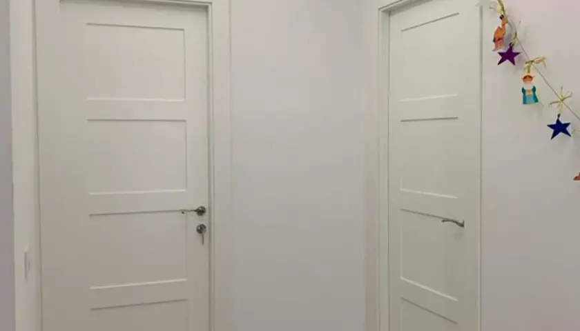 Puertas de interior blancas con paneles, un estilo que se lleva mucho.
