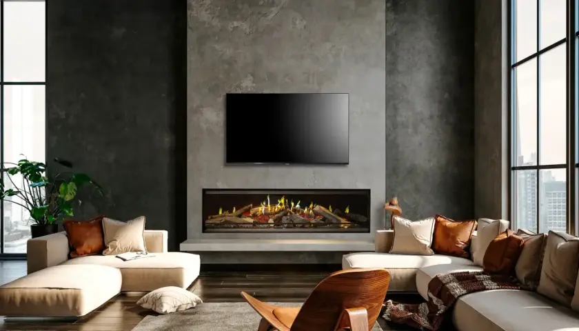 Sala moderna con chimenea de obra y televisión. El tiro de chimenea de obra está limpio y listo para el fuego.