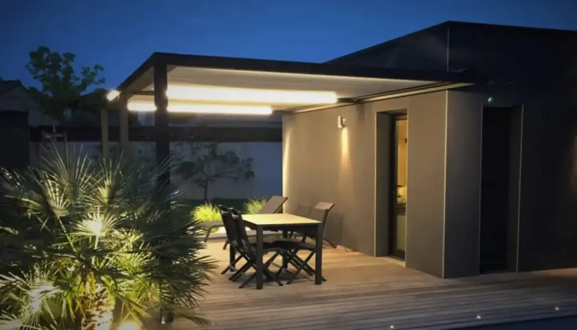 Modern pergola con iluminación LED integrada, ideal para crear ambiente. Perfectas ideas para iluminar una pergola y disfrutar del exterior.