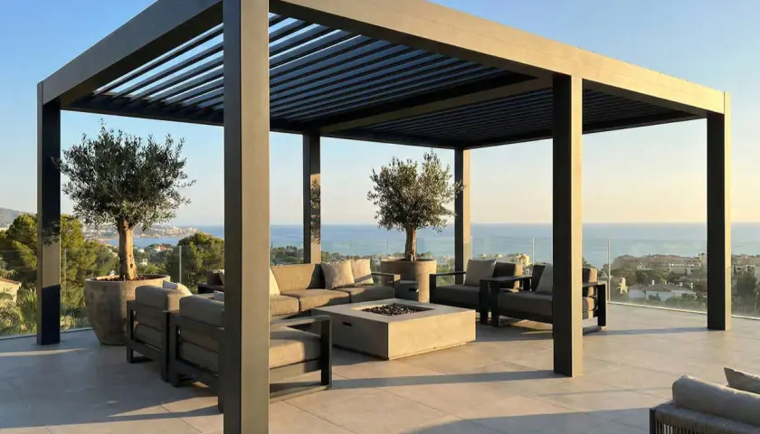 Modern pergola con asientos y chimenea, un ejemplo de tipos de cerramientos para disfrutar del mar.