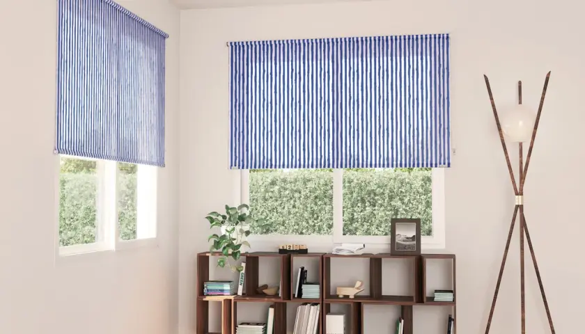 Ideas para como hacer un estor enrollable de tela: ventana con estor azul a rayas, estantería de madera y lámpara de pie.