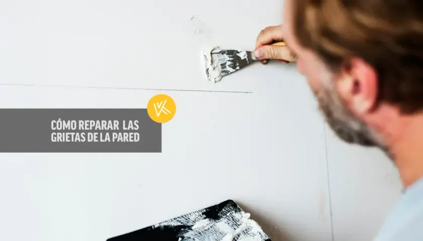 Hombre aplicando masilla para reparar grietas en la pared.