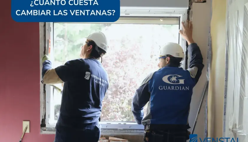 Instaladores trabajan en una casa, respondiendo a la pregunta de cuánto cuesta cambiar las ventanas.