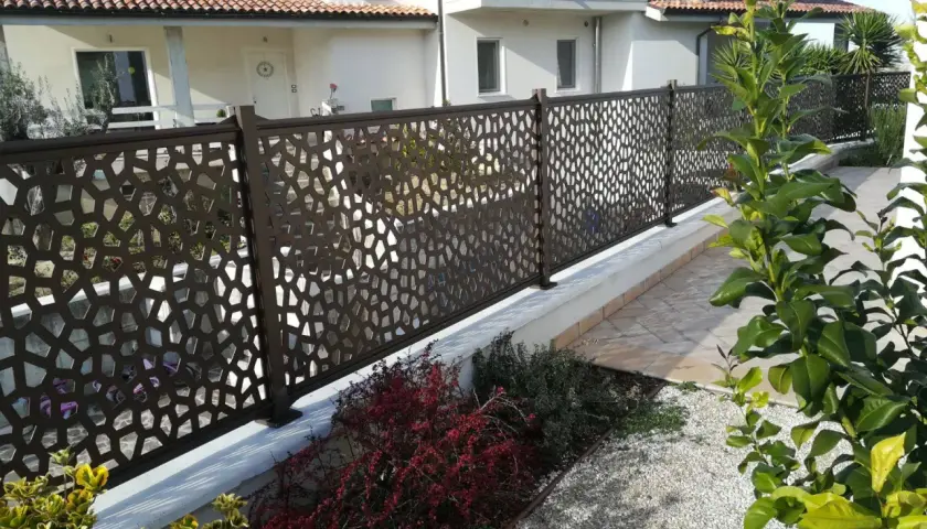 Valla decorativa con diseño orgánico para como tapar la vista del vecino en terraza. Crea privacidad y estilo.