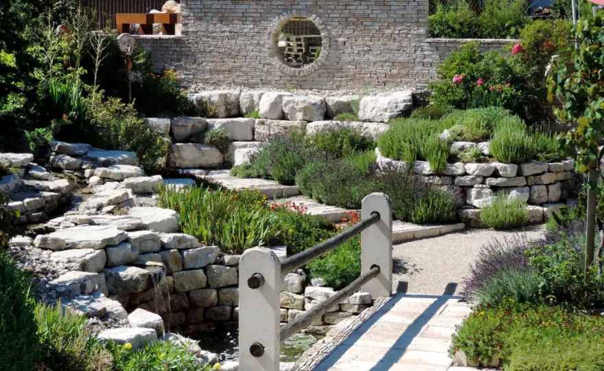 Jardín con piedra - Guía para un exterior funcional y bello
