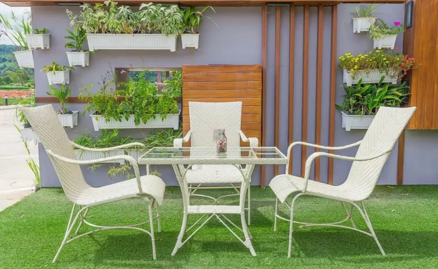Patio pequeño con césped artificial - Trucos para ampliarlo