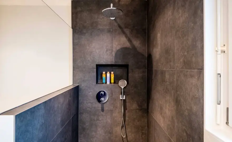 Duchas con murete y cristal - ¿La solución ideal para tu baño?