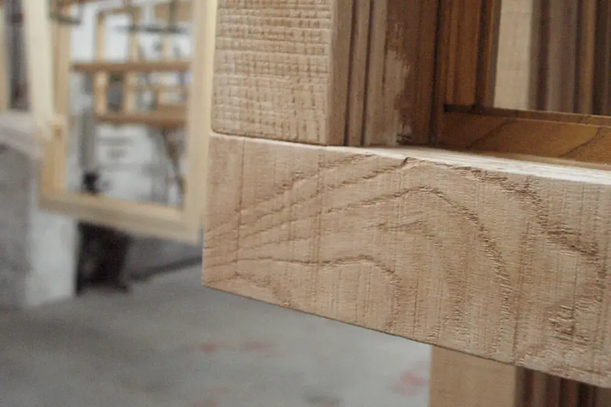 Marco de ventana de madera con vetas visibles y detalle de textura.