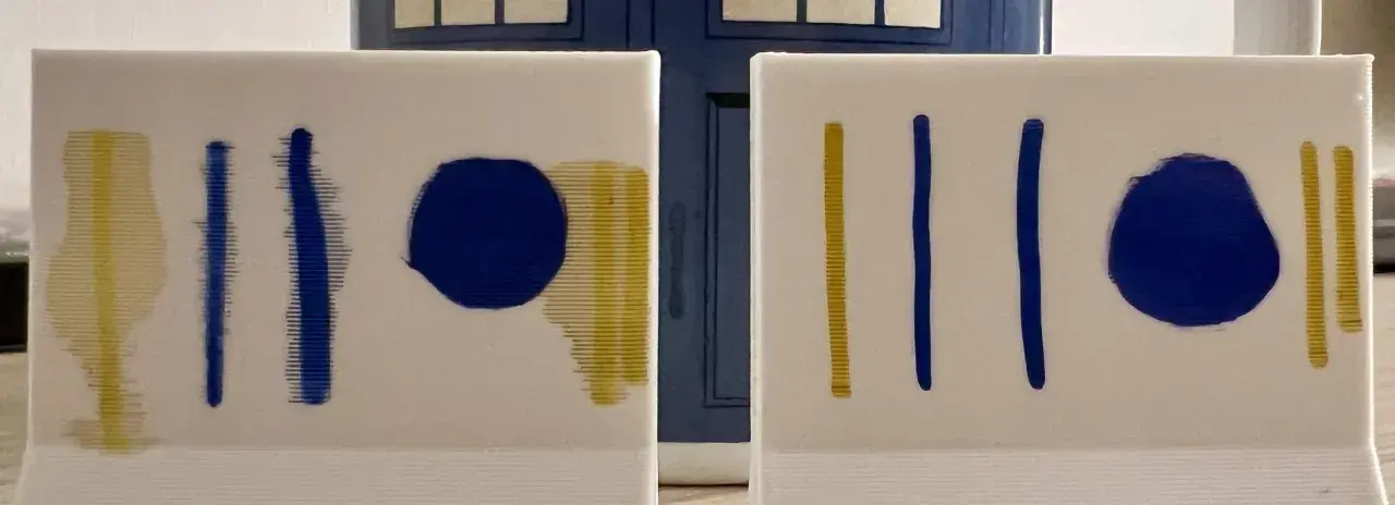 Dos lienzos blancos con trazos azules y amarillos. El fondo es una puerta azul, como si fuera una imprimación para un proyecto.