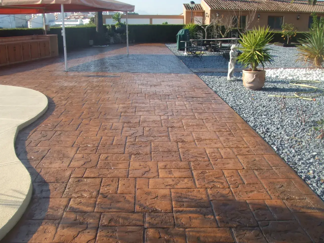 Un camino de hormigón impreso con acabado de ladrillo, ideal para aprender como hacer hormigon impreso y embellecer tu jardín.