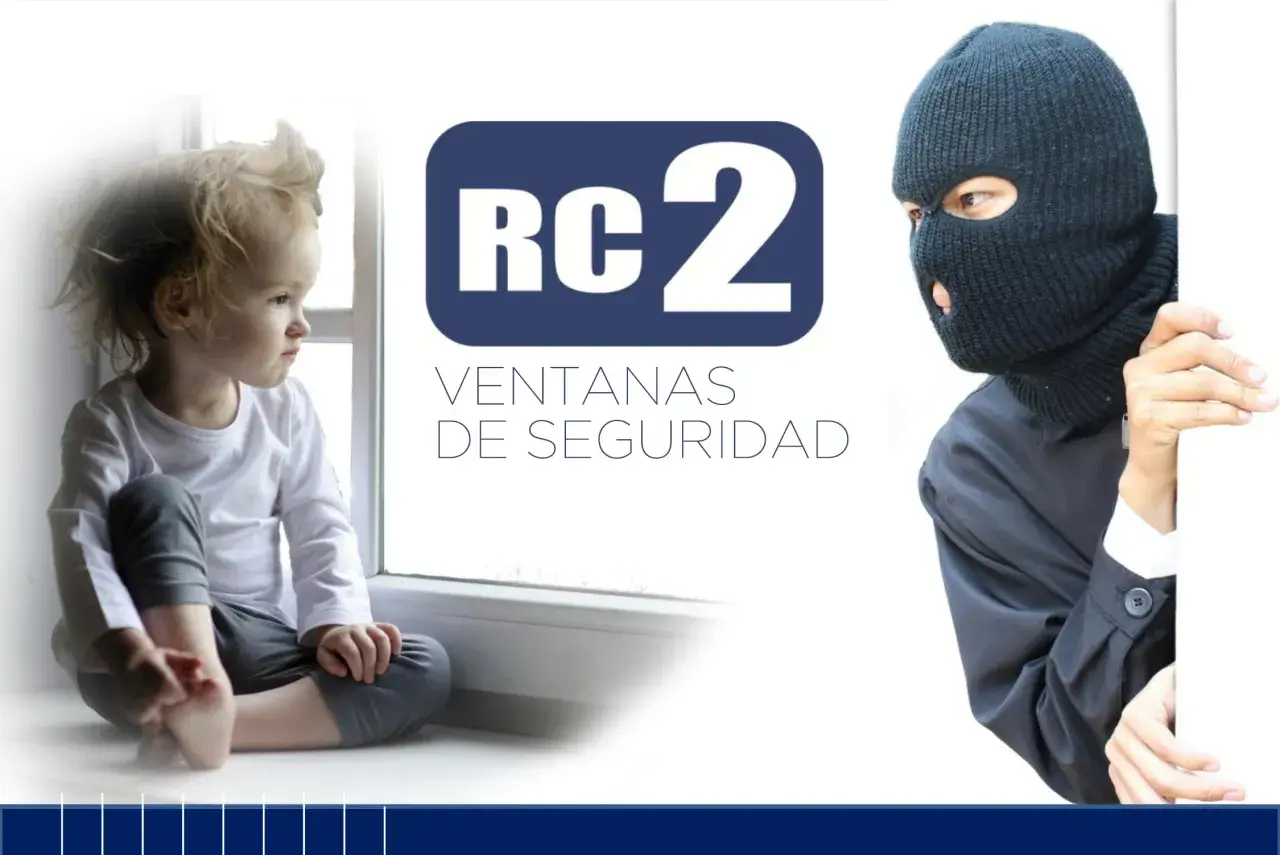 Niño mira por la ventana, mientras un ladrón con pasamontañas acecha. Ventanas de seguridad RC2 protegen tu hogar.