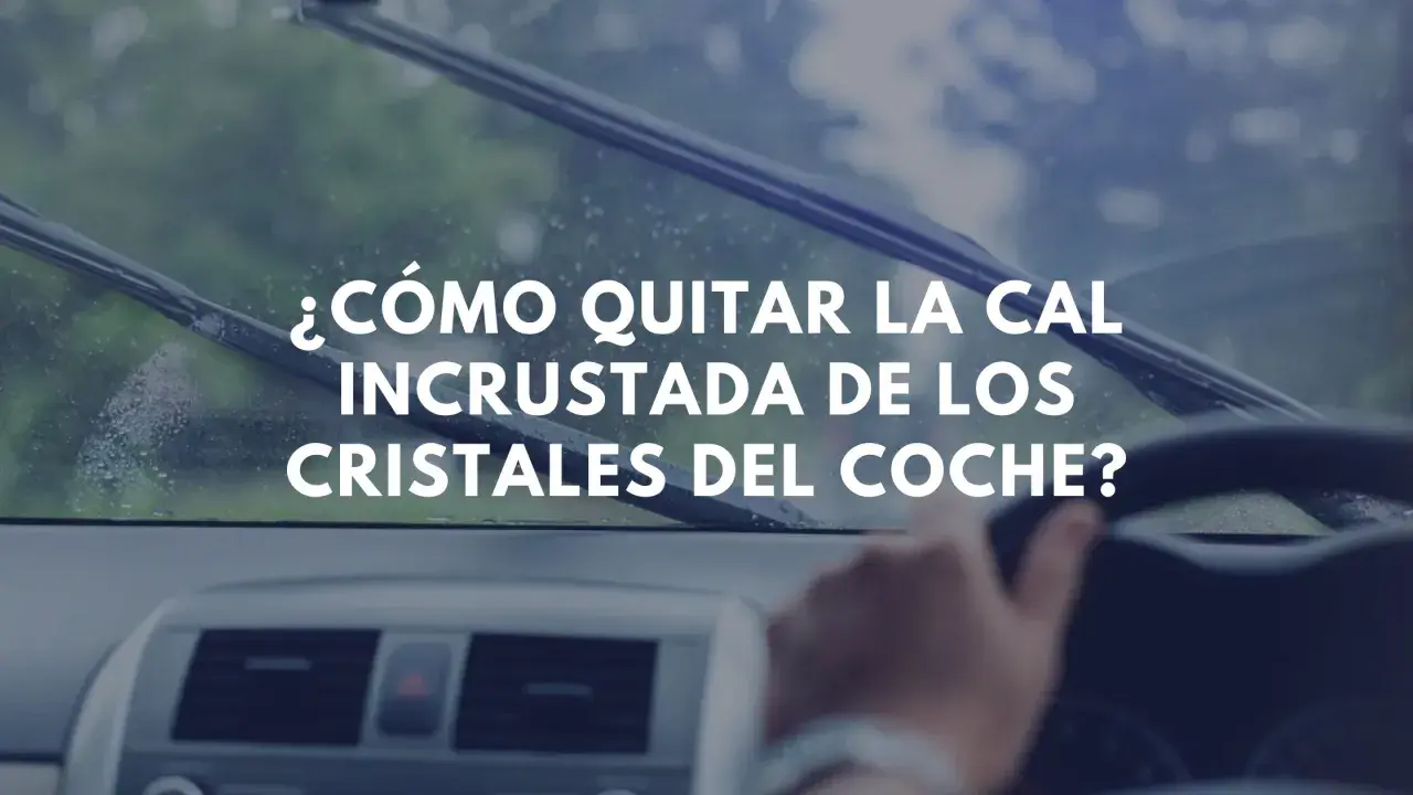 Mano al volante, limpiaparabrisas en acción. Aprende cómo quitar la cal de los cristales del coche para una visibilidad perfecta.