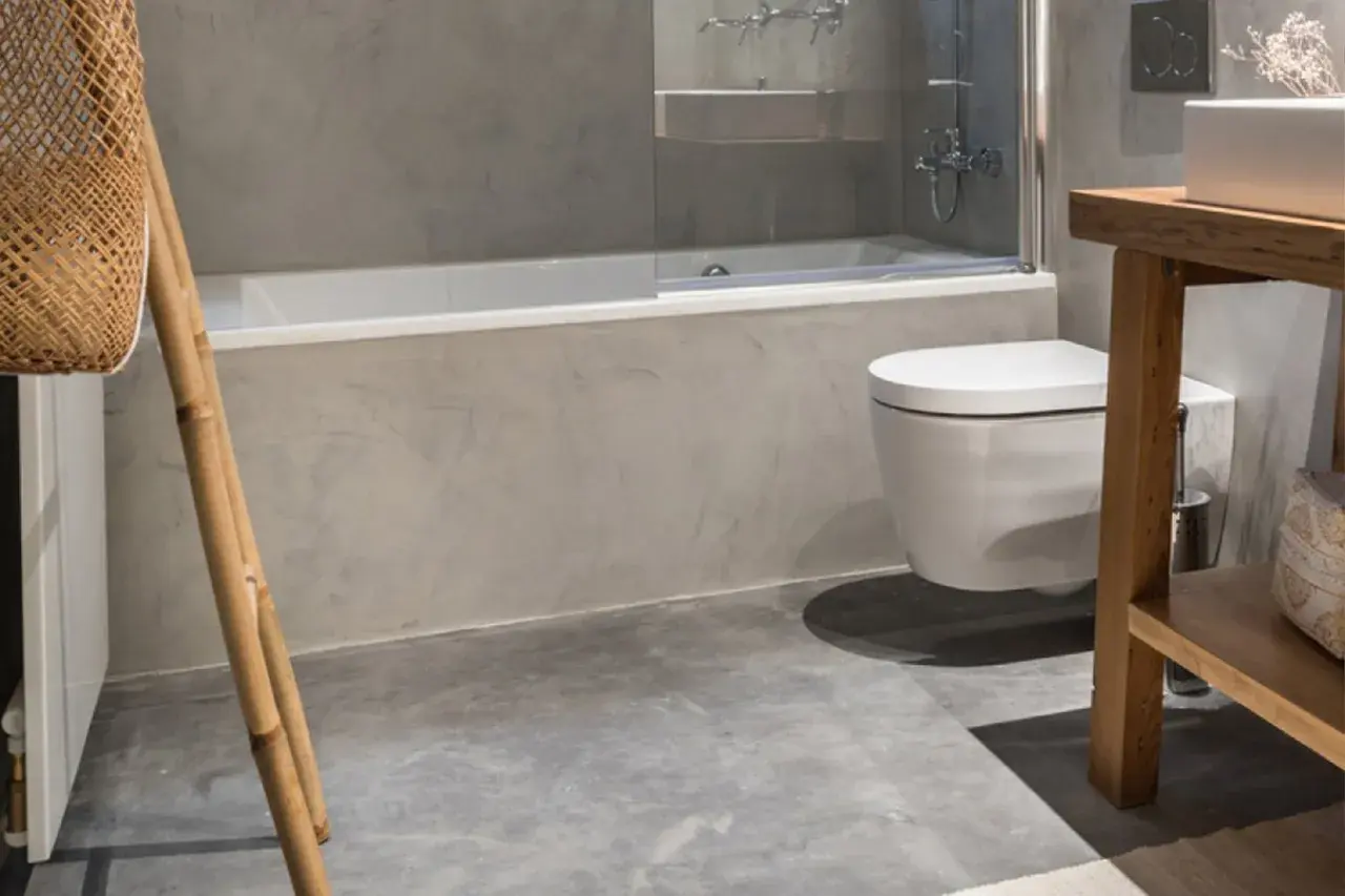 Baño moderno con bañera, inodoro suspendido y lavabo de madera. Averigua cuanto cuesta poner una bañera.