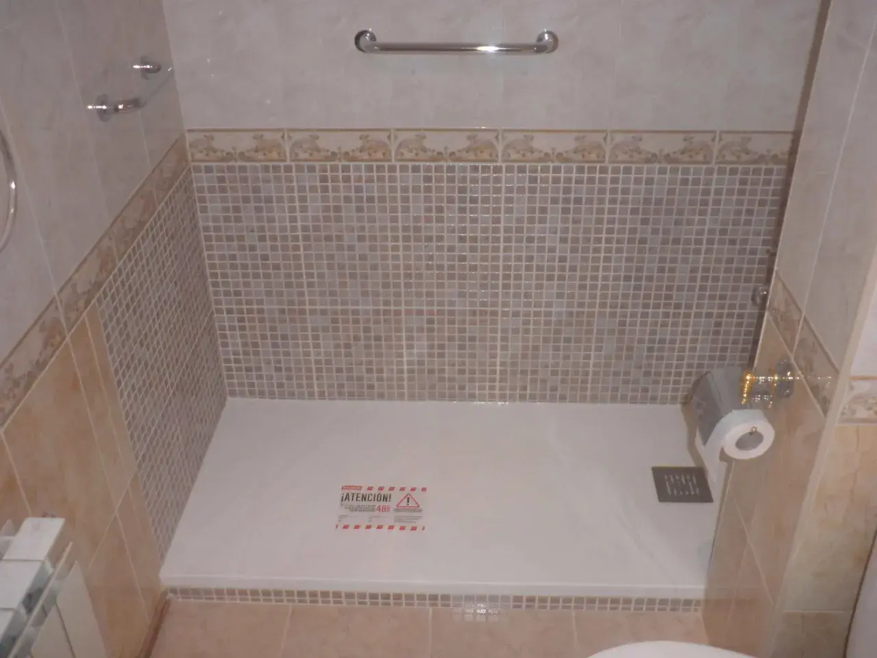 Plato de ducha blanco recién instalado. En el foro sobre el precio cambio bañera por ducha, se discuten estas renovaciones.