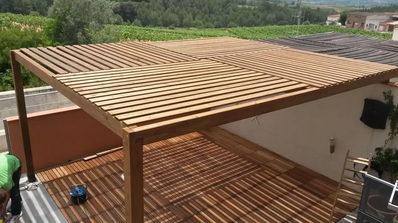 Construcción de una pérgola de madera con diseño moderno. Ideal para tu terraza, te mostramos como hacer una pergola de madera.