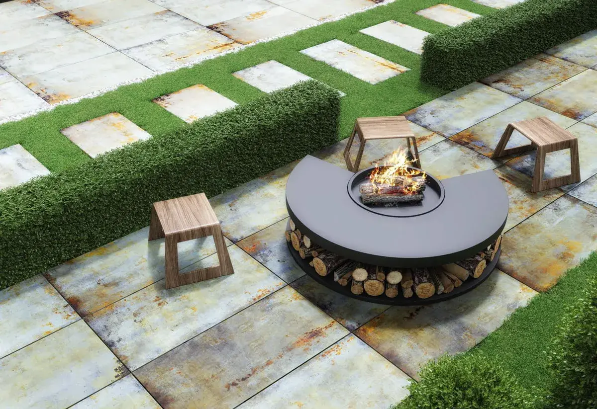 Modern patio with fire pit, stools, and artificial grass. Ideal **suelos para jardin sin obra** for a stylish outdoor space.