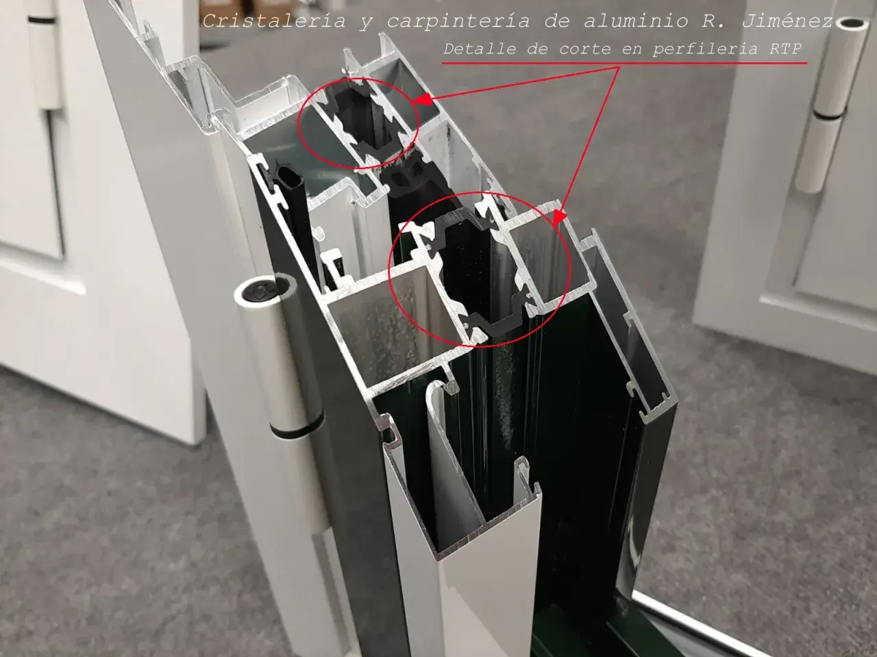 Detalle de corte en perfilería RTP de ventana con rotura de puente térmico. Se aprecian las cámaras aislantes.