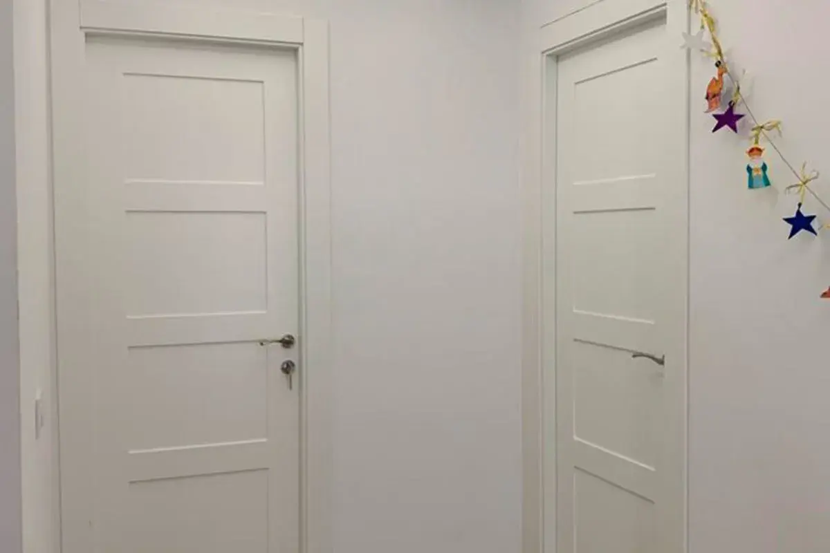 Puertas de interior blancas con paneles, un estilo que se lleva mucho.