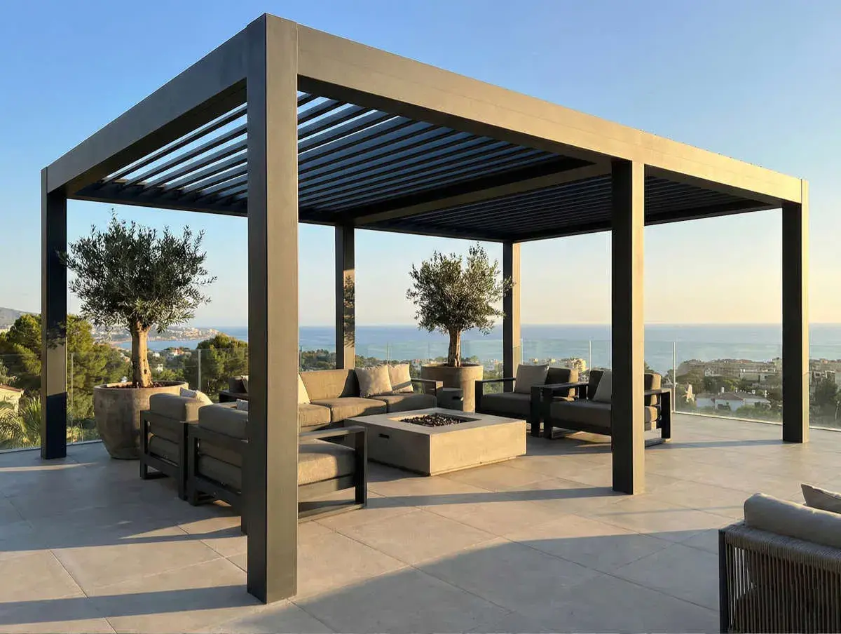 Modern pergola con asientos y chimenea, un ejemplo de tipos de cerramientos para disfrutar del mar.