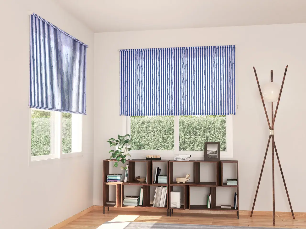 Ideas para como hacer un estor enrollable de tela: ventana con estor azul a rayas, estantería de madera y lámpara de pie.