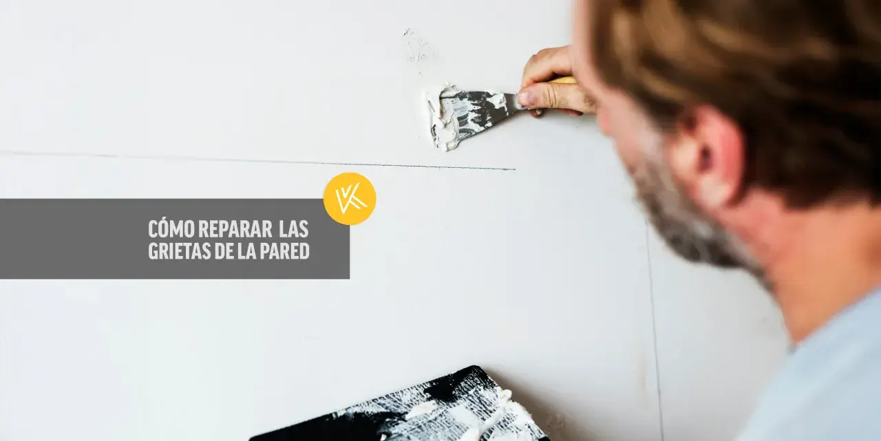 Hombre aplicando masilla para reparar grietas en la pared.