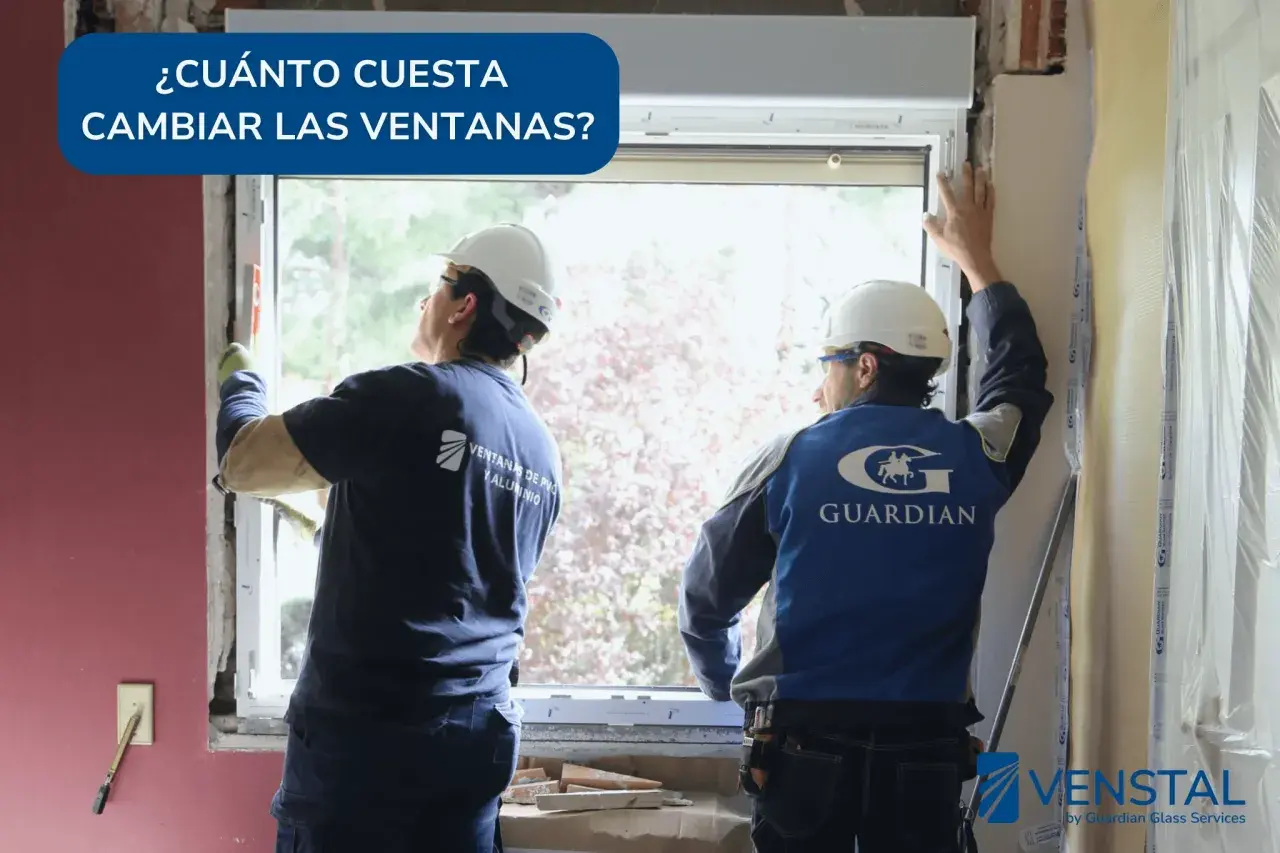 Instaladores trabajan en una casa, respondiendo a la pregunta de cuánto cuesta cambiar las ventanas.