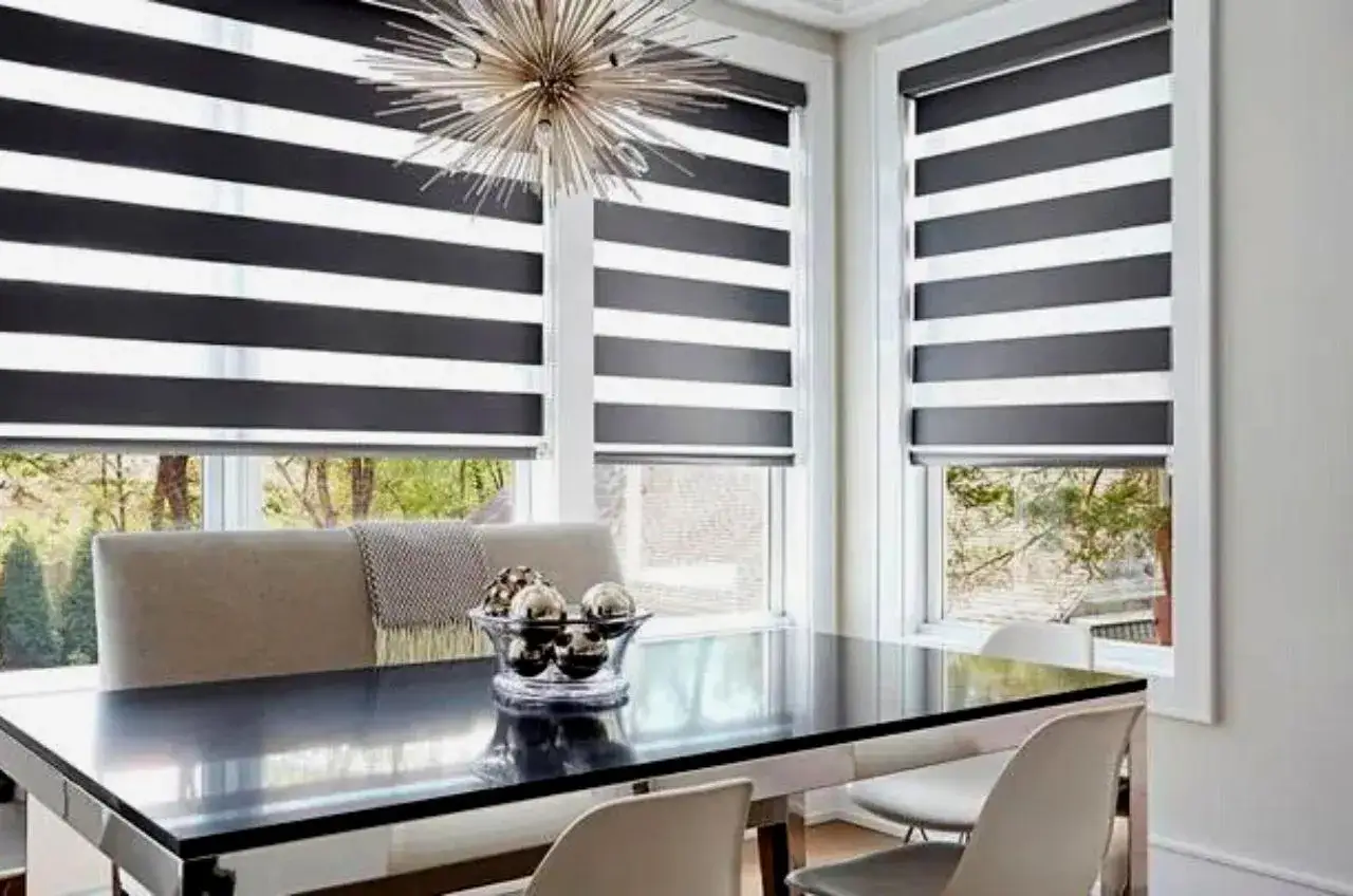 Modernos tipos de persianas cebra a rayas negras y blancas en un comedor elegante.