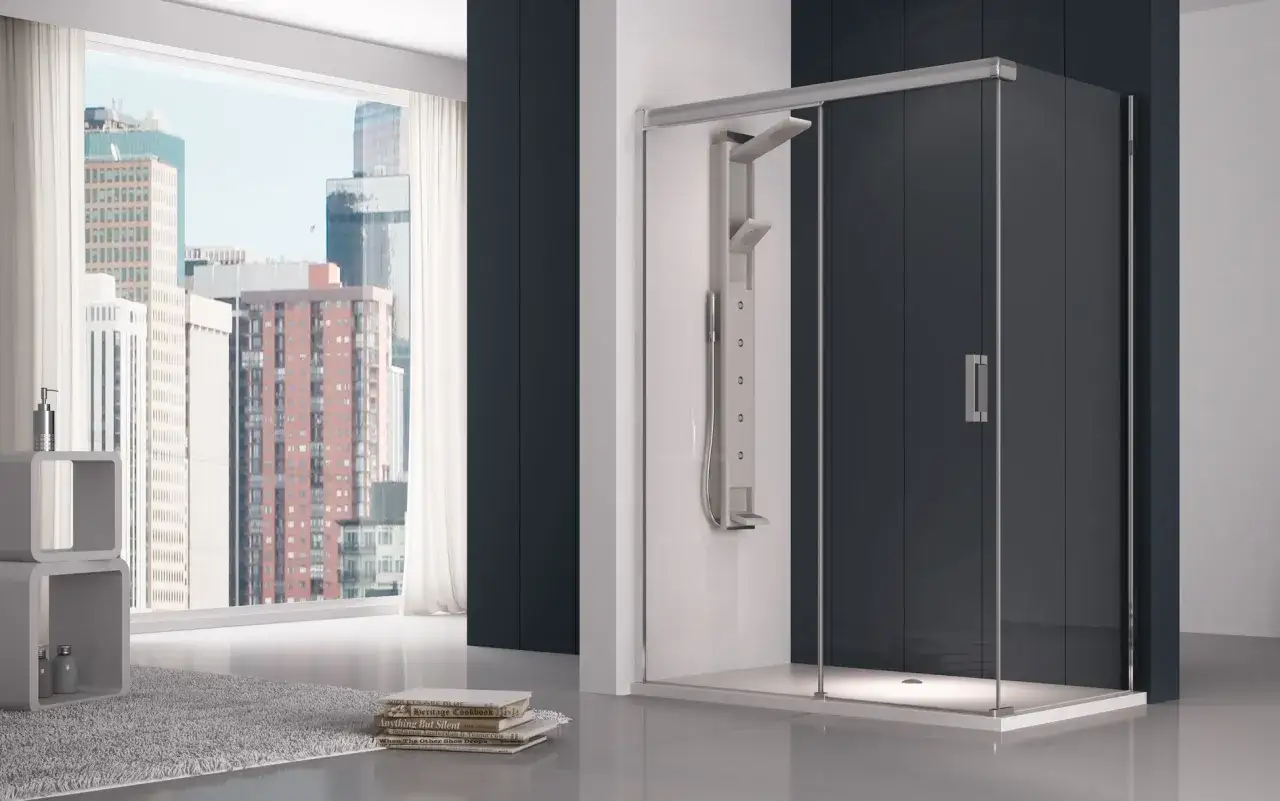 Mampara de ducha moderna con panel oscuro y ducha de cascada. Explora los tipos de mamparas de ducha para tu ba&ntilde;o.