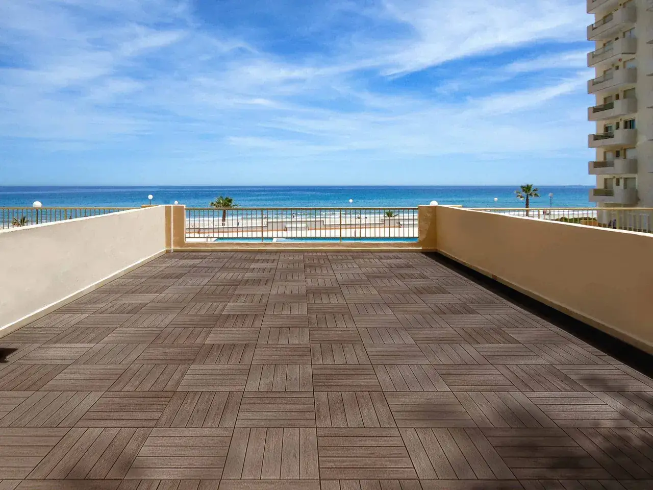 Suelo para terraza de madera con vista al mar azul y cielo despejado.