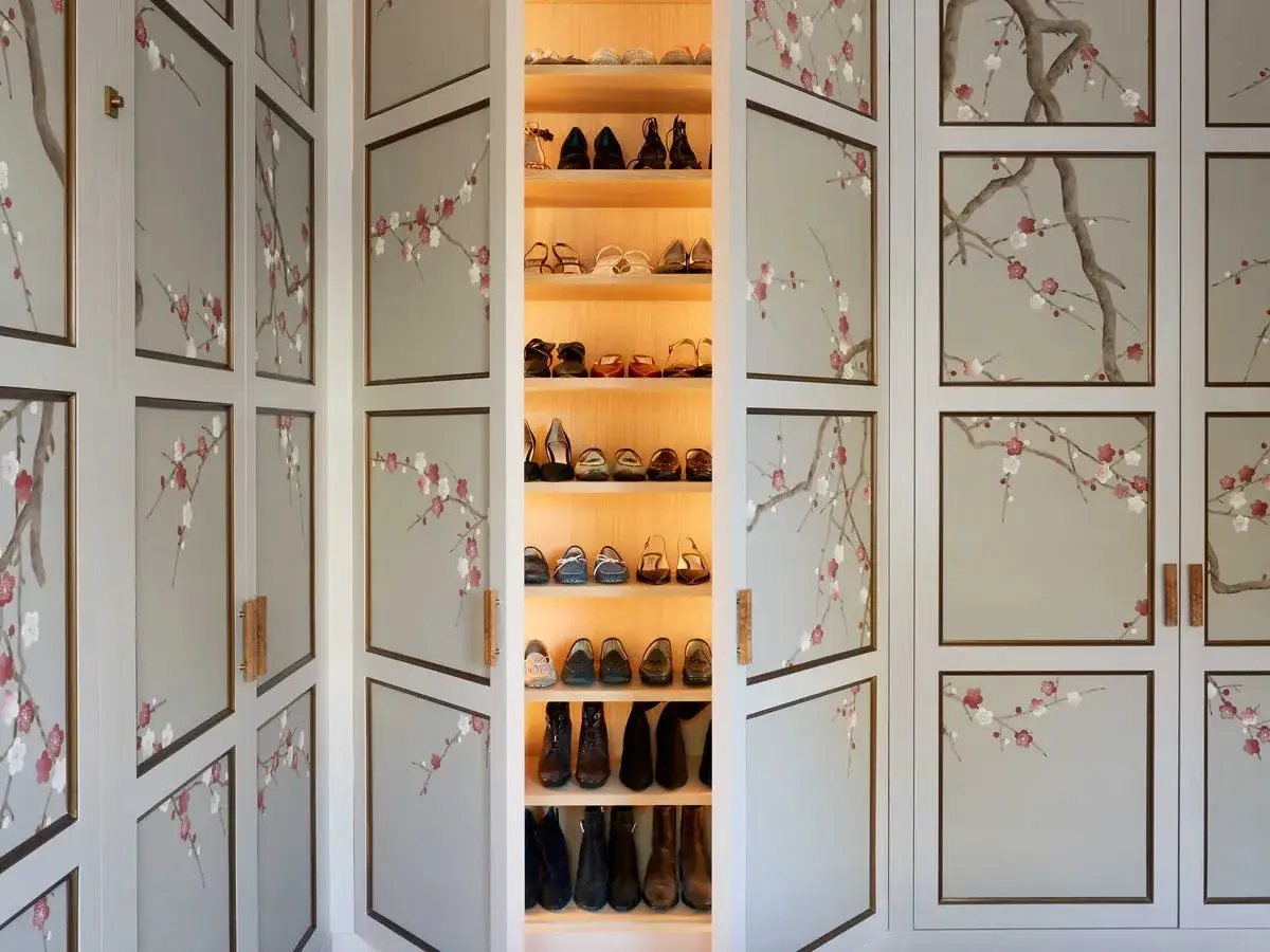 Armarios empotrados con puertas decoradas con ramas de cerezo en flor. Ideas para pintar armarios empotrados que inspiran elegancia y naturaleza.