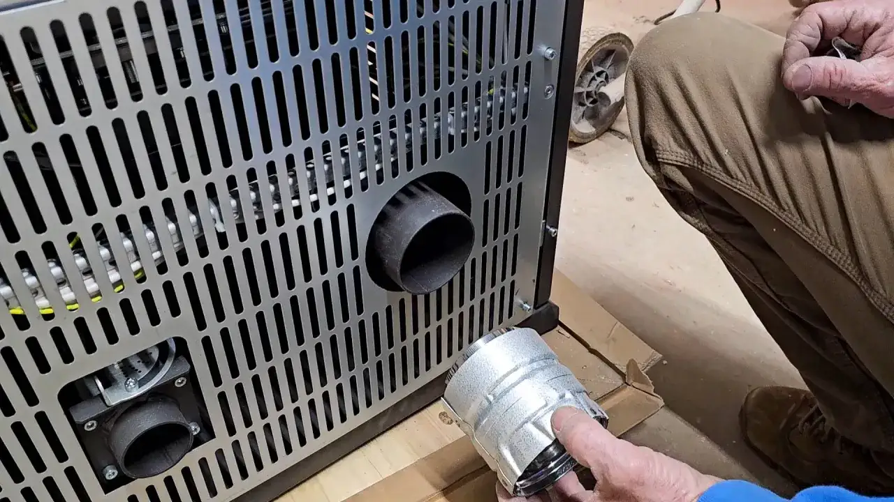 Instalaci&oacute;n estufa pellets: se conecta un accesorio met&aacute;lico a la salida de humos de la estufa.