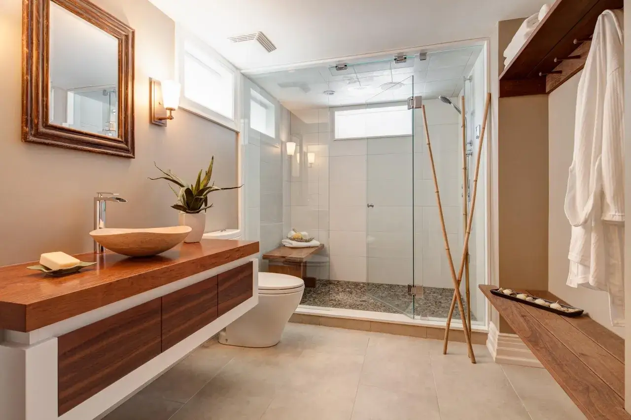 Ba&ntilde;o moderno con ducha de cristal. Si buscas el precio cambio ba&ntilde;era por ducha foro, este dise&ntilde;o es inspirador.