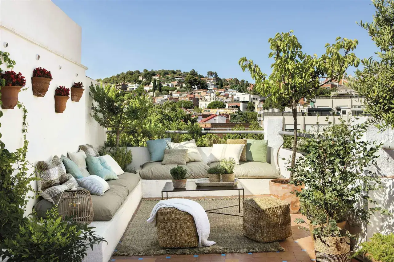 Un rinc&oacute;n perfecto para chill out en la terraza, con c&oacute;modos cojines y vistas a la ciudad.