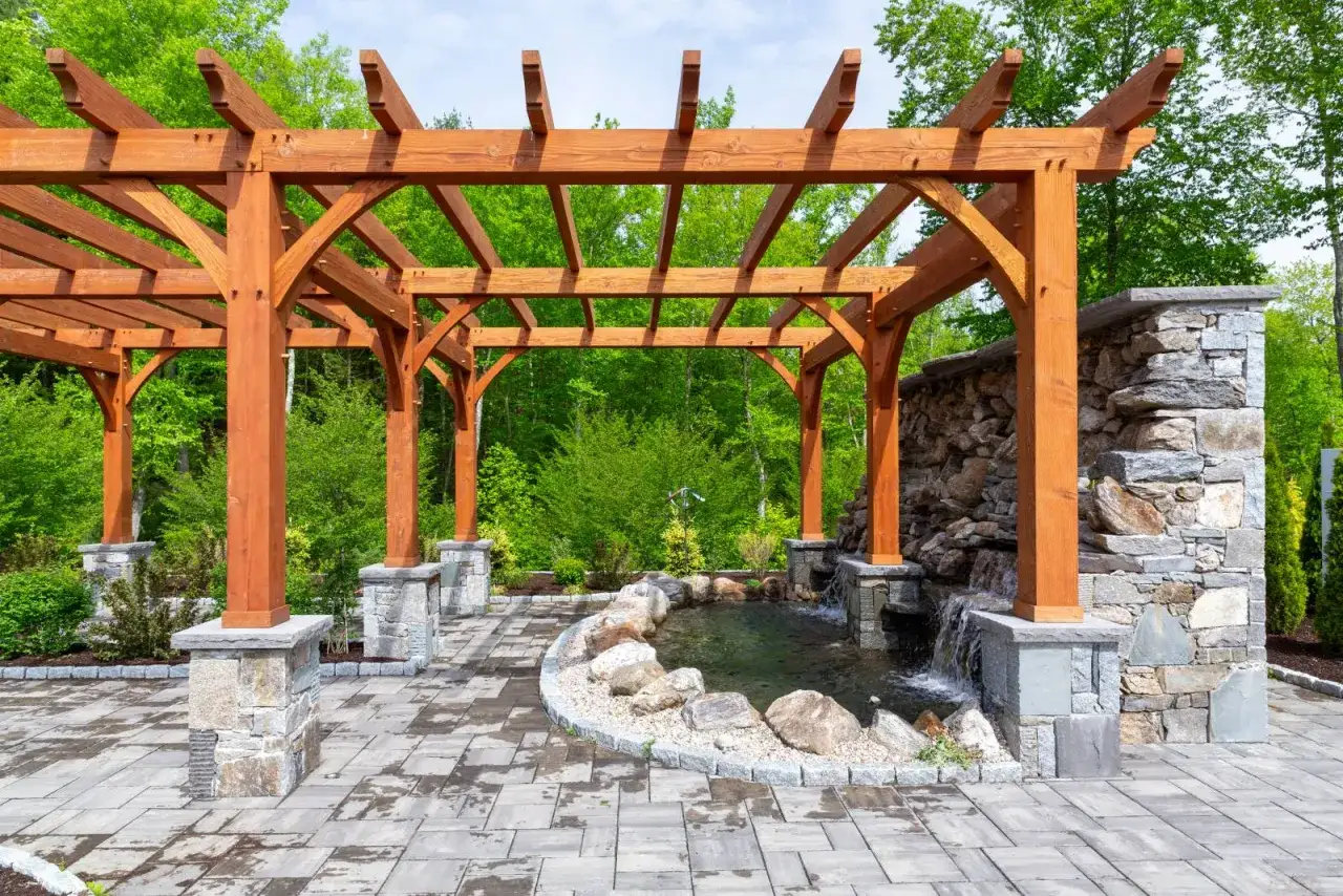 P&eacute;rgola de madera con cascada y estanque. Ideal para aprender como hacer una pergola de madera.