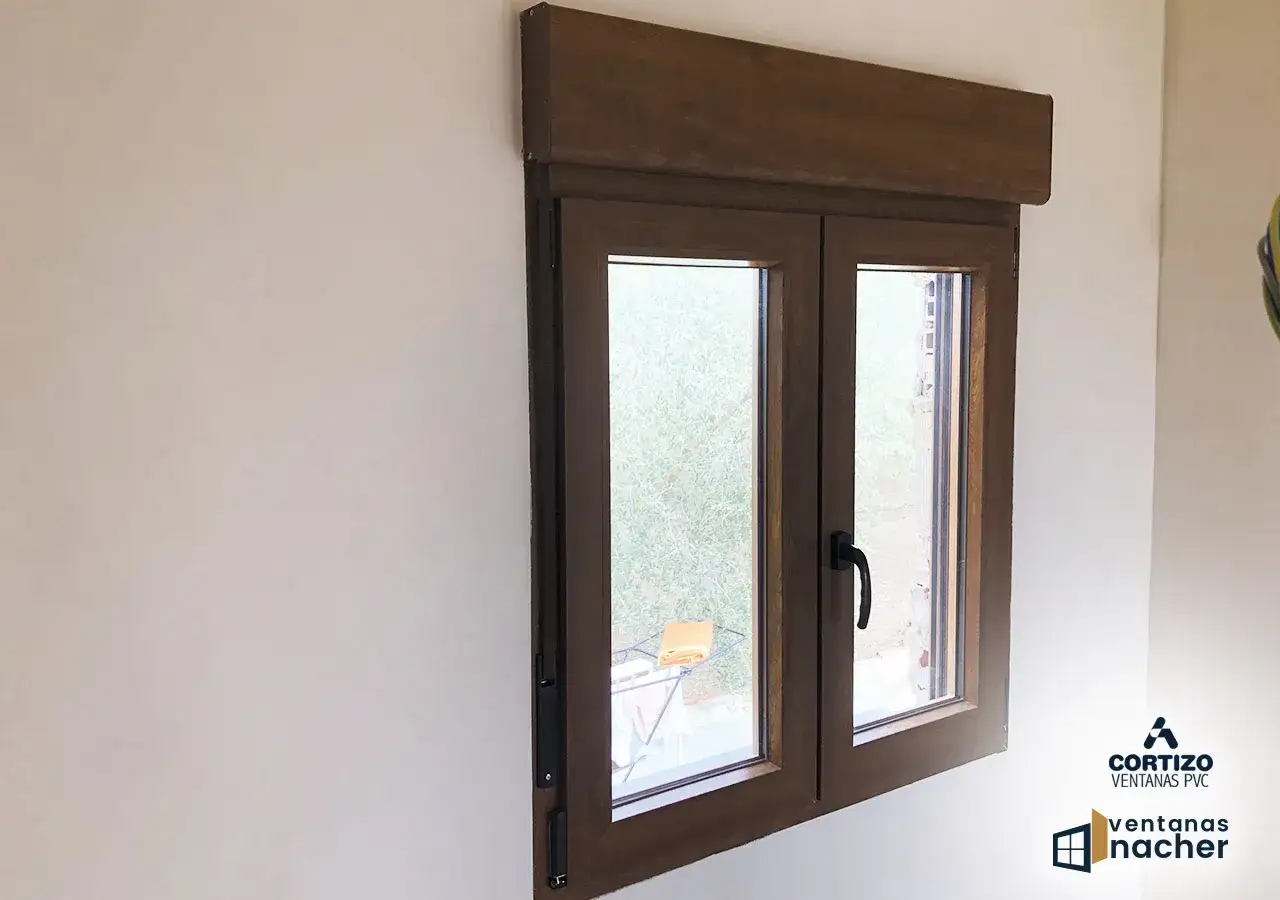 Ventana de PVC con acabado madera. Si te preguntas cuanto cuesta cambiar las ventanas de una casa, este modelo es una excelente opci&oacute;n.