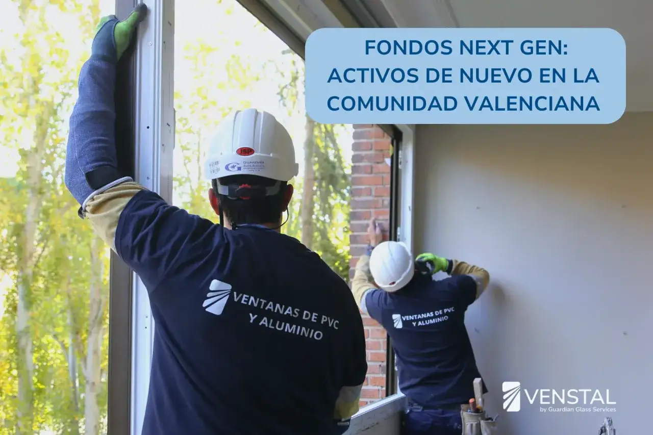 Instaladores trabajan en ventanas, aprovechando fondos Next Gen para la Comunidad Valenciana.