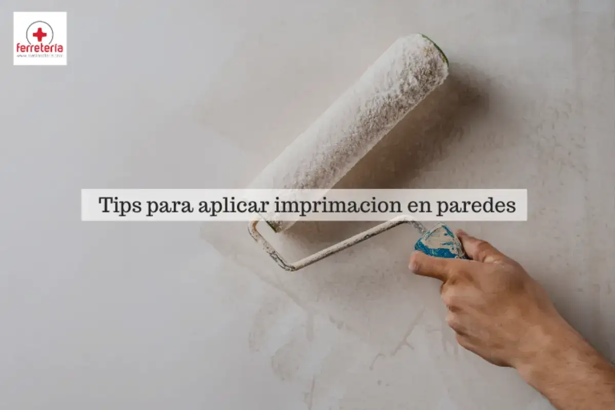 Mano aplicando imprimaci&oacute;n en pared con rodillo. Aprende c&oacute;mo es imprimaci&oacute;n y su aplicaci&oacute;n.