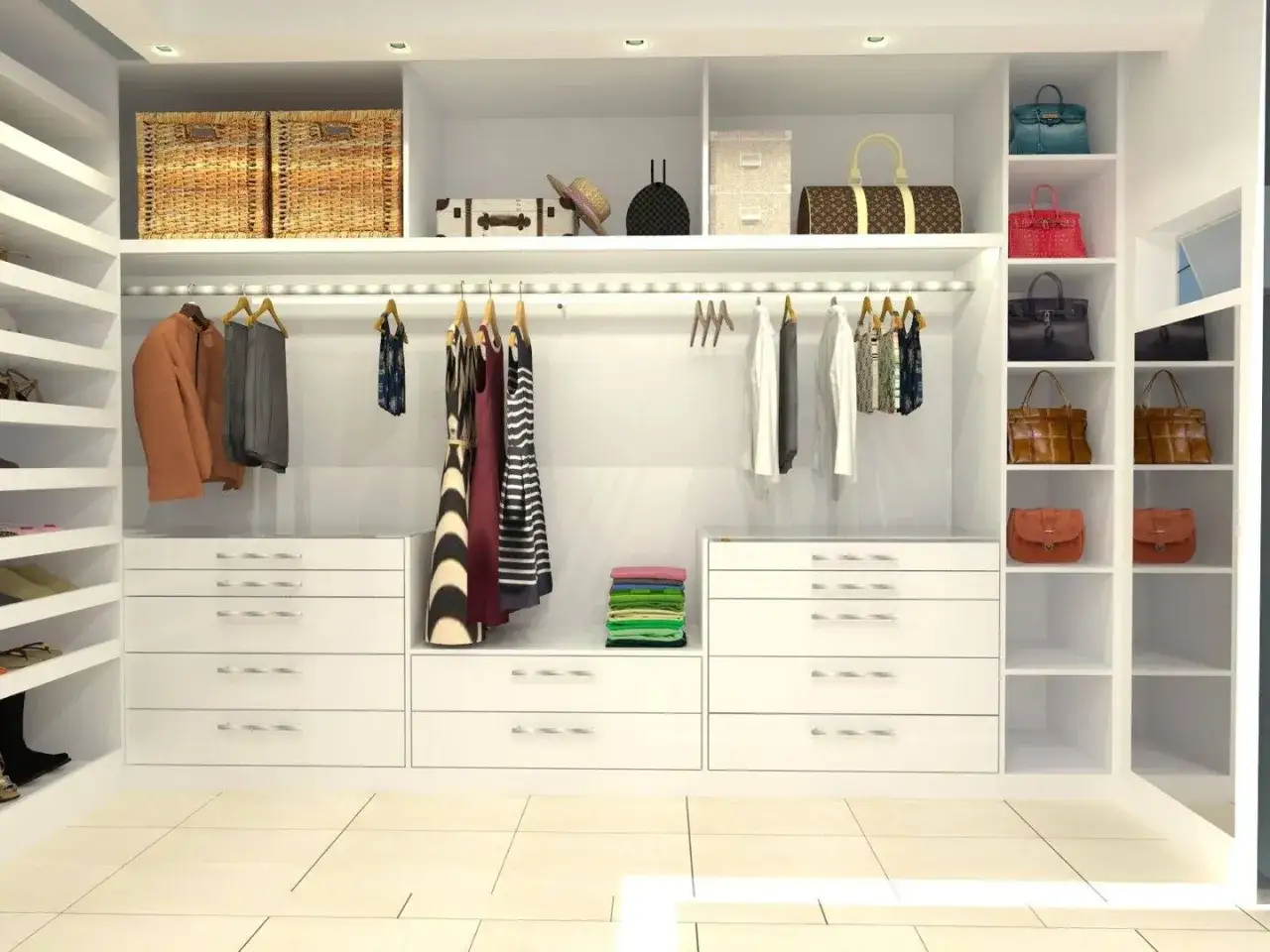 Armario de pladur con ropa colgada, bolsos de lujo y cestas de mimbre. Organizado y espacioso.
