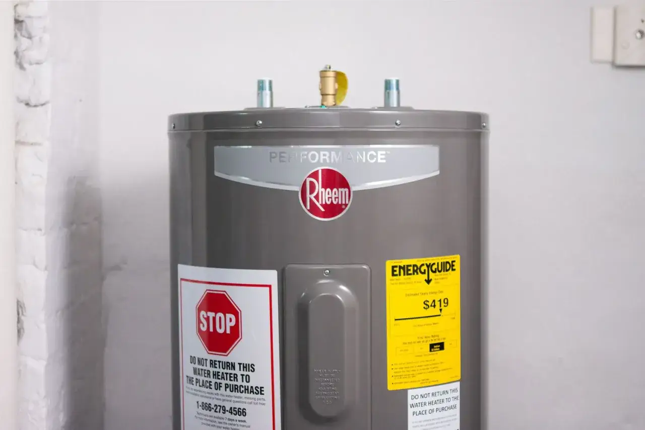 Calentador de agua Rheem gris con etiqueta 
