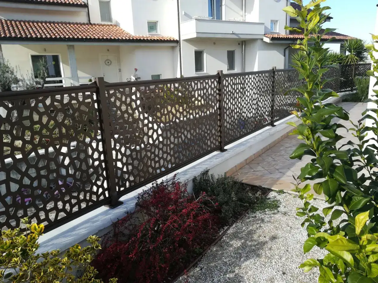 Valla decorativa con diseño orgánico para como tapar la vista del vecino en terraza. Crea privacidad y estilo.
