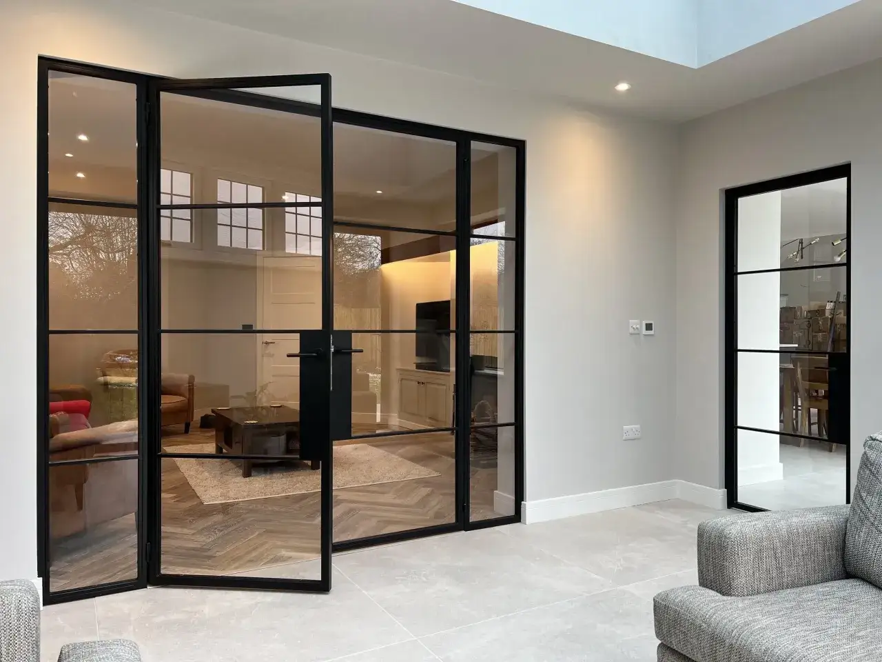 Puertas de interior con marcos negros y cristal ahumado, que puertas de interior se llevan para un estilo moderno y elegante.
